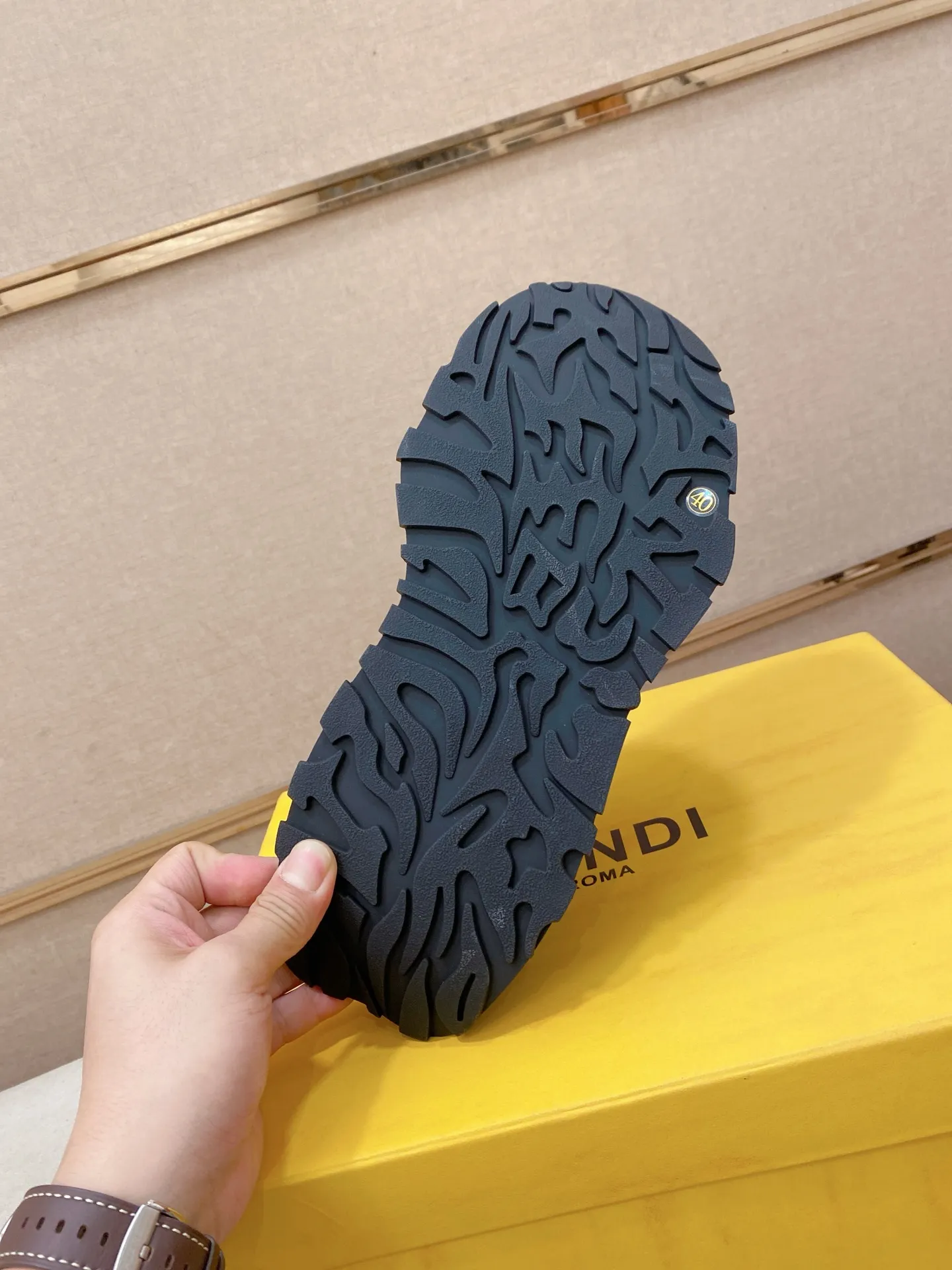 Factory price 580💰 FENDI new model (Fendi) official website 1:1 copy 👊🏻Upper 🇮🇹Imported cowhide🇩🇪Inside imported breathable mesh lining. The original outsole is molded to reflect the identity of every man, and the upper foot is elegant and stable🚶🏻🚶🏻The high-end custom counter original replica📯The shoe last remains unchanged regardless of wind and rain, and can withstand the verification of time🔍️,🔵 Size: 39-45. Can be customized 38-46 non-refundable and non-exchangeable!